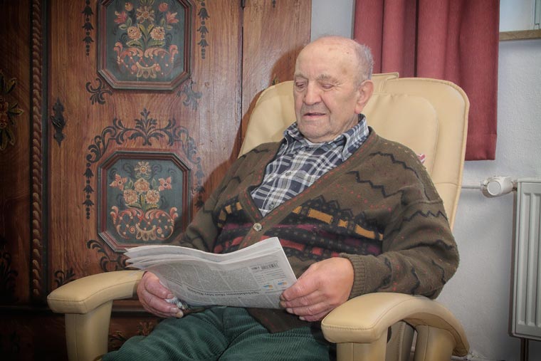 Senior beim Zeitunglesen